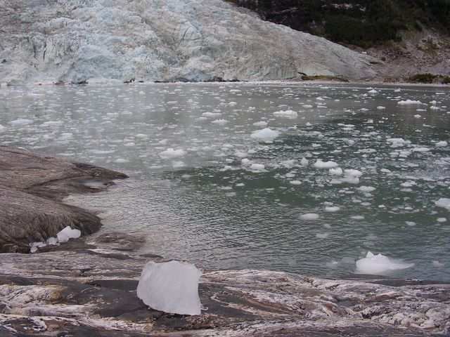 Und natuerlich ist wieder viel Eis im Wasser.