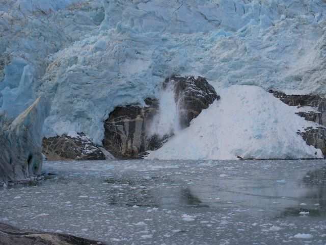 Hier bricht gerade wieder ein Stueck Eis ab. Da es nicht mehr genug nachschneit, zieht auch dieser Gletscher sich zurueck.