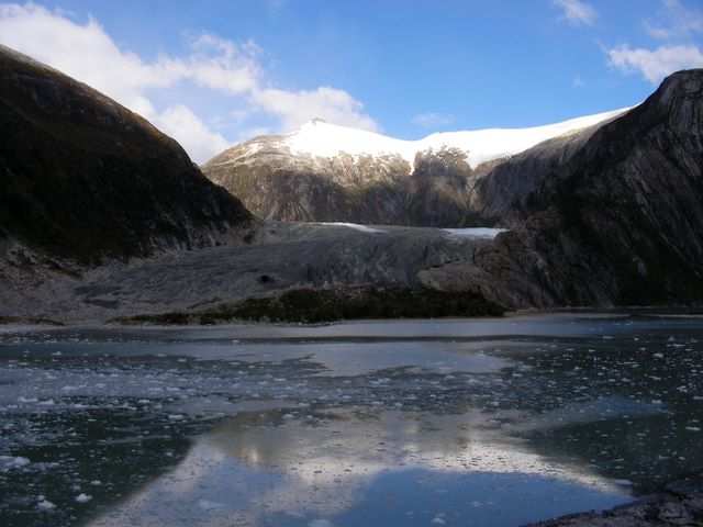 Noch ein Gletscher, der sich im Wasser spiegelt.