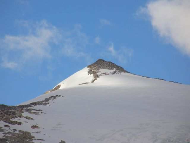 Blick nach ganz oben. Die Sonne kommt langsam raus.