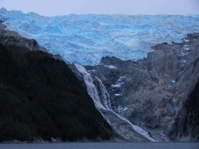 Leider haben wir den Namen schon wieder vergessen. Der Wasserfall sieht aber trotztdem imposant aus.