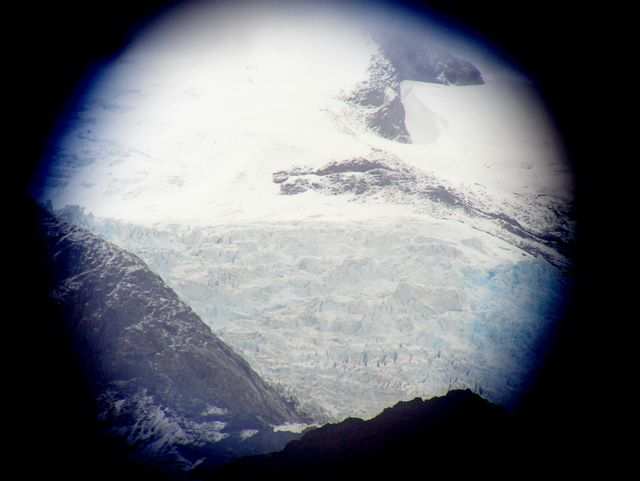 ...und entdeckt den Gletscher durchs Fernglas.