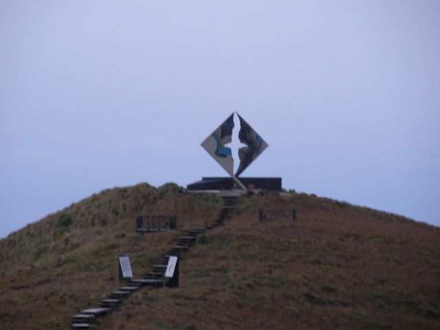 Dieses Machwerk moderner Kunst soll an die verstorbenen Seemaenner am “Kap der Stuerme” gedenken und natuerlich den Touris was zum fotografieren geben.