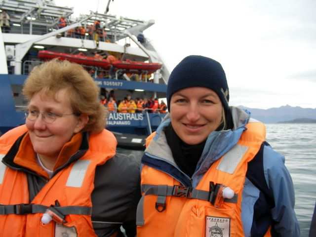 Im Schlauchboot stellen Sabine und ihre Nachbarin fest, dass sie die gleichen Tchibo Regenhosen anhaben, wenn auch in unterschiedlichen Groessen...