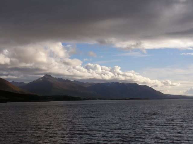 Vorne Backbord kommt Punta Arenas in Sicht.
