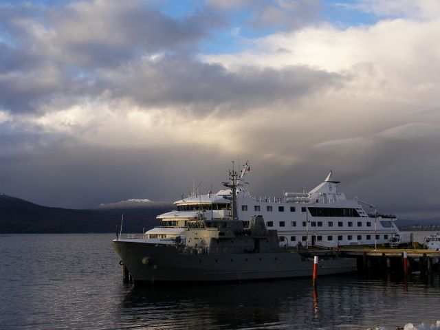Dementsprechend liegt neben unserem Schiff auch ein Kriegsschiff der chilenischen Marine.