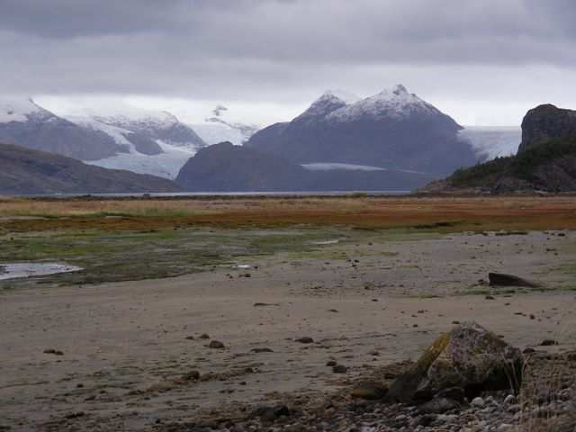 Hinten rechts ist der Marinelli-Gletscher zu sehen. Vor 22 Jahren war das Eis ungefaehr an der Hoehe, von wo diese Aufnahme gemacht wurde.