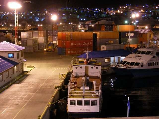 Einige Stunden spaeter erfolgt die Einfahrt ins argentinische Ushuaia. Seht Ihr die Gruesse aus der Heimat?