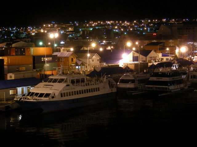 Die Stadt leuchtet.