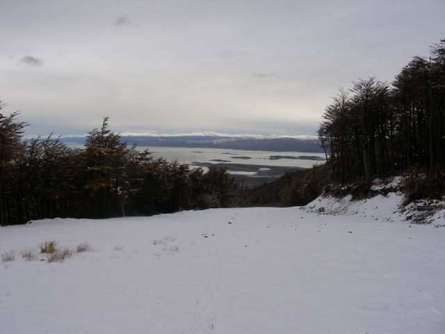 Hier die Skipiste. Noch ist es zuwenig Schnee und der lift geschlossen.