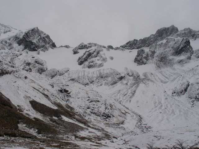 Hier das Ziel der Wanderung. Ein Gletscherlein im Schnee.