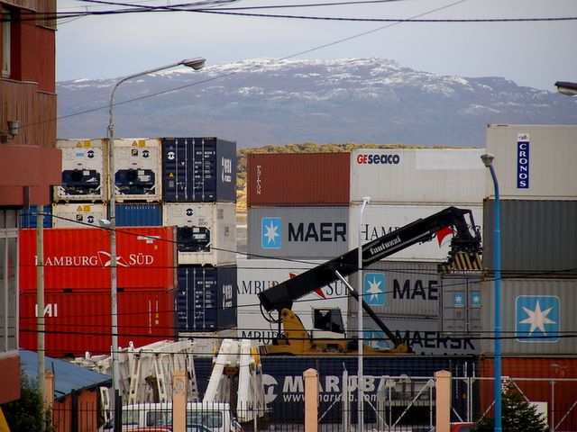 Unten angekommen schon wieder ein Gruss aus der Heimat: Hamburg-Sued Container. (links)