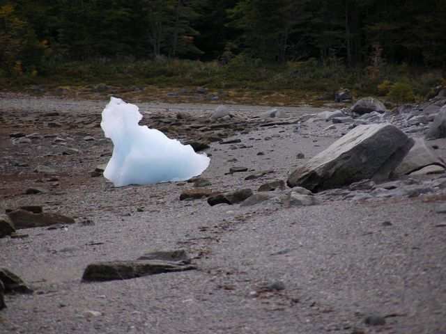 Ein riesiger Gletschereisbrocken am Strand.