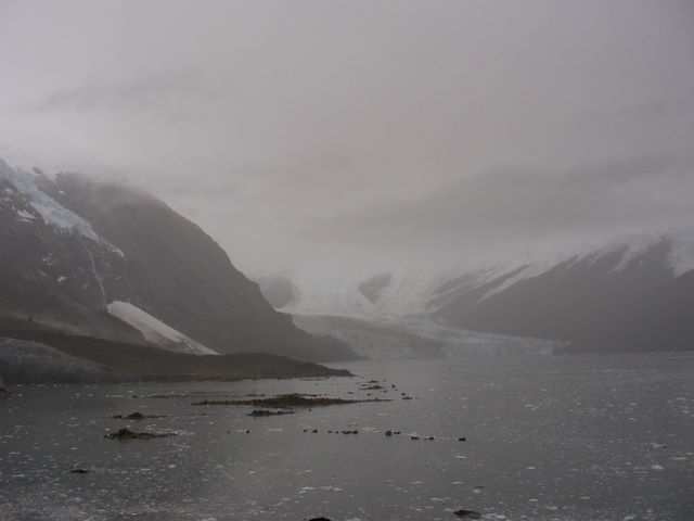 Die Steine im Wasser sind uebrigens die Endmoraene. Bis hier ging frueher der Gletscher.