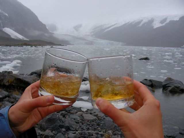 Bevor wir Whisky mit Gletschereis gereicht bekommen. Uebrigens das Eis ist im diesem Falle aelter als der Whisky.