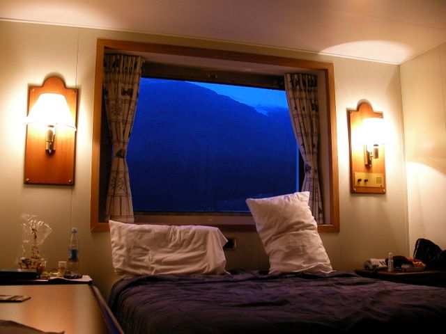 Hier ein Blick in/aus unserer Kabine. Ungewohnt luxurioes fuer Weltreisende. Gute Nacht!