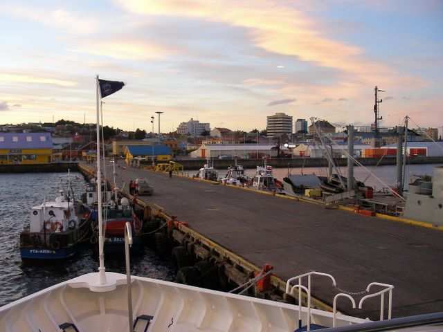 Kurzer Blick zurueck auf den Hafen von Punta Arenas.
