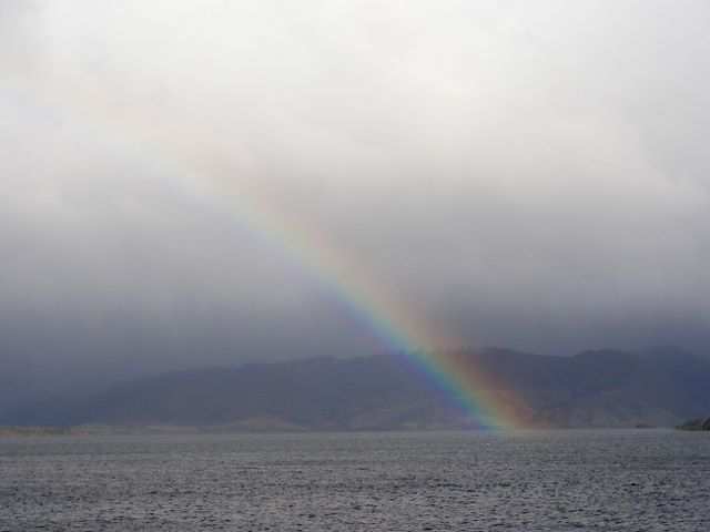 Am Horizont ein Regenbogen.
