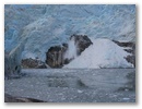 Hier bricht gerade wieder ein Stueck Eis ab. Da es nicht mehr genug nachschneit, zieht auch dieser Gletscher sich zurueck.
