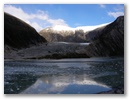 Noch ein Gletscher, der sich im Wasser spiegelt.