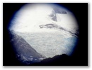 ...und entdeckt den Gletscher durchs Fernglas.