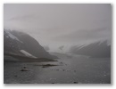 Die Steine im Wasser sind uebrigens die Endmoraene. Bis hier ging frueher der Gletscher.