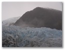 Das Dunkle ist uebrigens kein Dreck, sondern Abreibungen vom Gestein unter dem Gletscher.