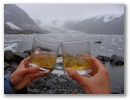 Bevor wir Whisky mit Gletschereis gereicht bekommen. Uebrigens das Eis ist im diesem Falle aelter als der Whisky.