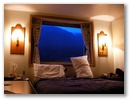 Hier ein Blick in/aus unserer Kabine. Ungewohnt luxurioes fuer Weltreisende. Gute Nacht!