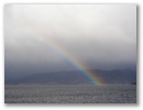 Am Horizont ein Regenbogen.