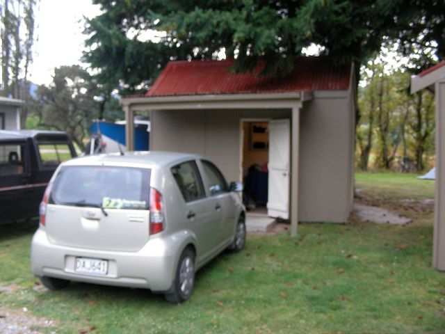 Abend gings in ausere Luxusvilla auf dem Campingplatz. Im Vordergrund unser Mietwagen.