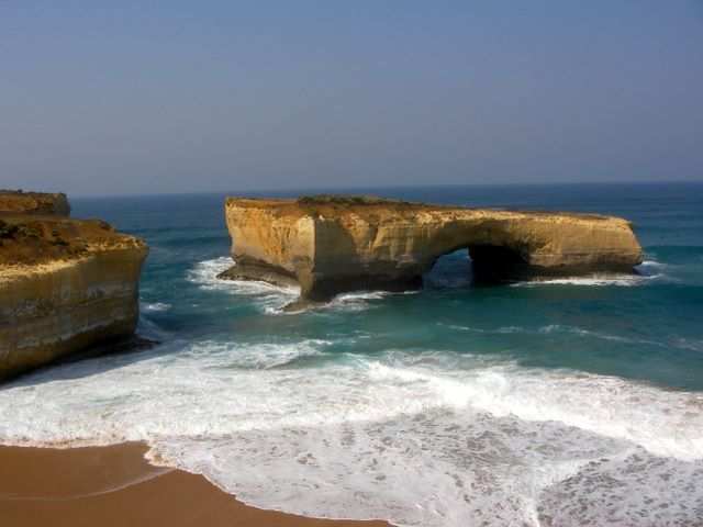 Die sogenannte London Bridge. Die Verbindung zum Festland stuerzte vor einigen Jahren ein.