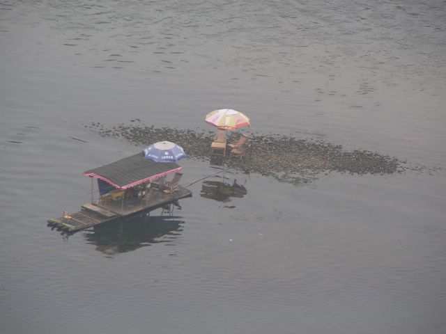 Guilin - Restaurant im Fluss