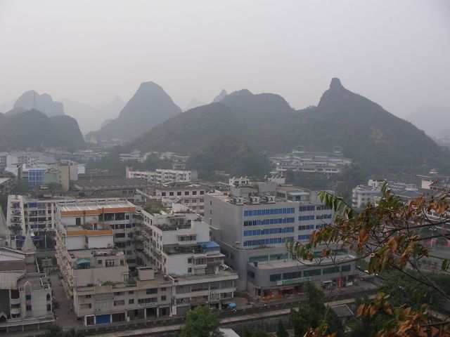 Guilin - neue Architektur zwischen alten Huegeln
