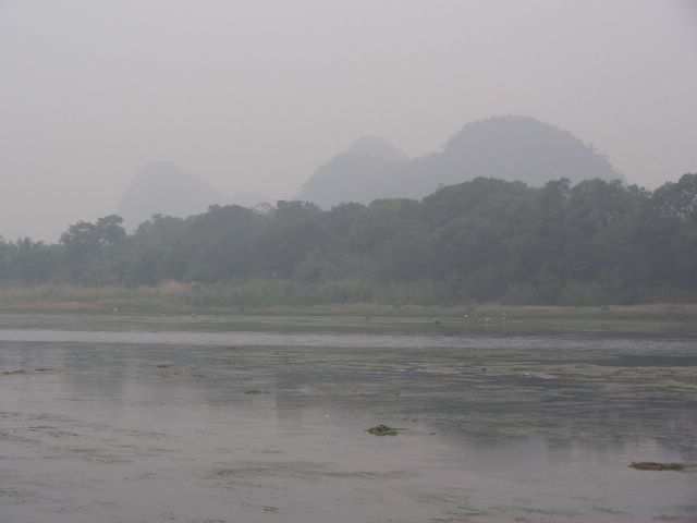 Guilin - Karsthuegel im tropischen Nebel