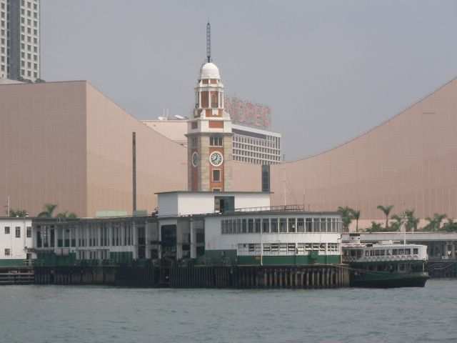 Hong Kong - Faehranleger auf Kowloon