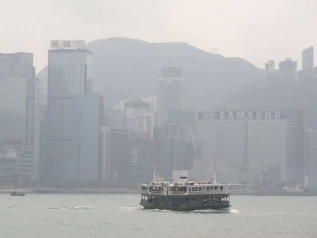 Hong Kong - und viele Faehren ...