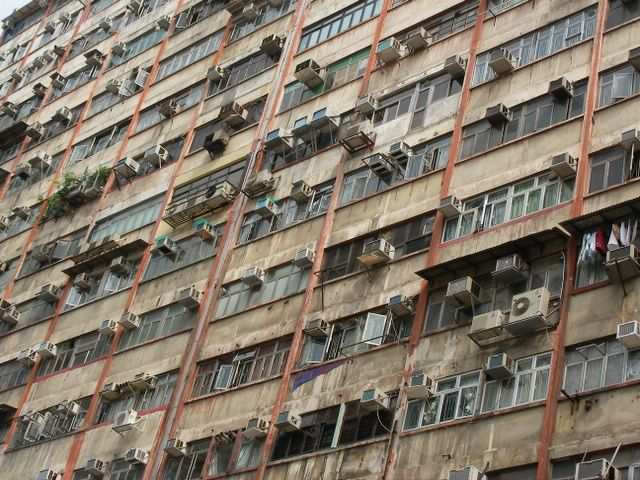 Hong Kong - ein nicht mehr ganz neues Gebaeude (Kowloon)