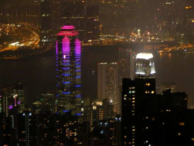 Hong Kong - manche Gebaeude wechseln auch ihre Farbe