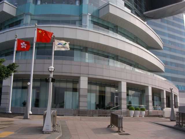 Hong Kong - Fahnen vorm Convention Centre
