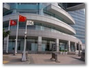 Hong Kong - Fahnen vorm Convention Centre