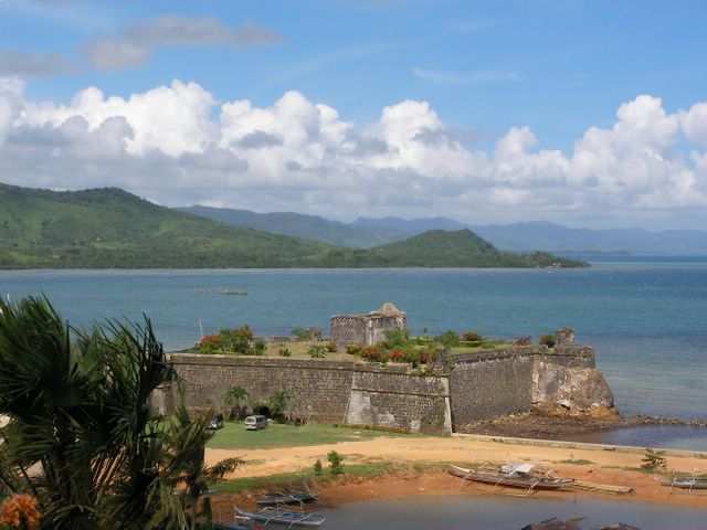 Ankunft in Taytay. Blick von der Casa Rosa auf ein ehemaliges spanisches Fort.