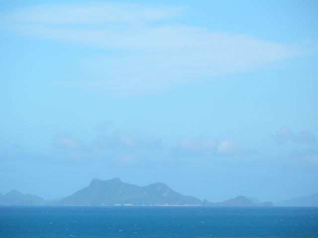 Und auf das Reiseziel am Horizont. Rechts: Icadambanuan Island.