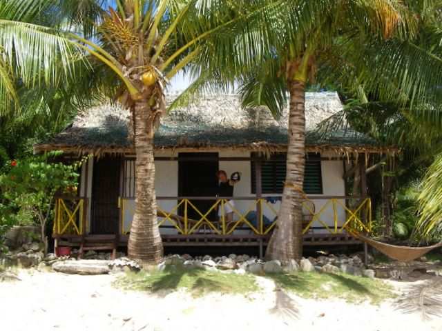 Bungalow Nr. 1. Muttern gefaellt er.