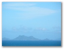Und auf das Reiseziel am Horizont. Rechts: Icadambanuan Island.