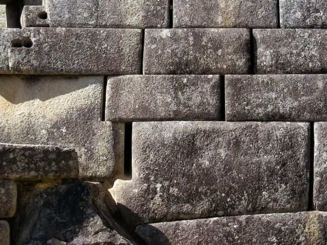 Japanische Wissenachaftler haben herausgefunden, dass Machu Picchu sinkt. Daher findet man ueberall Spalten in den Mauern.