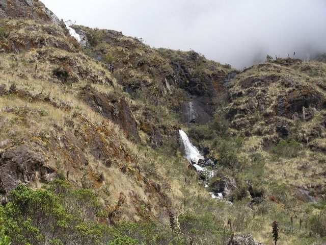 Abstieg mit Blick auf einen Wasserfall.