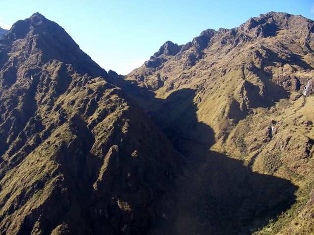 Blick zuruek zum “Pass der toten Frau”, den wir gestern ueberquert hatten.