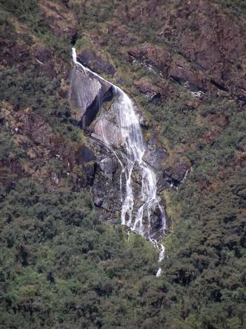...und einen Wasserfall.