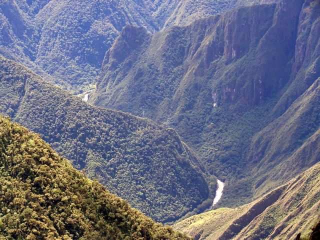 Unten im Flusstal geht die Bahnstrecke Cuzco - Machu Picchu entlang.